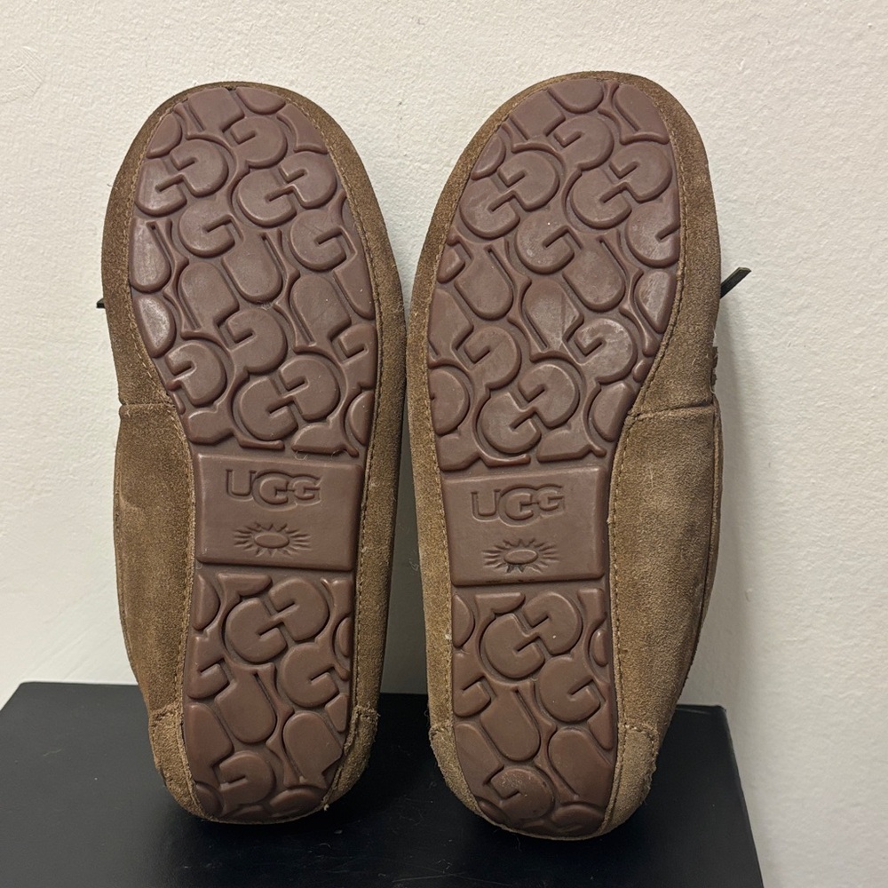 UGG Corvin Loafer, Tan Suede Moccasin Slippers. Fits women’s size 8.5 or Men’s 7 - Picture 5 of 10